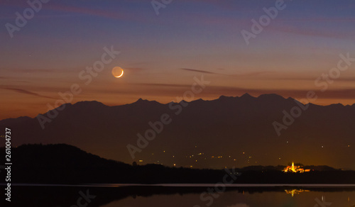 Cielo, luna e pianeti al tramonto sul lago photo