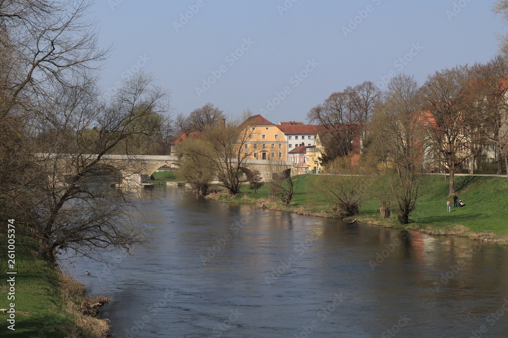 Blick im Frühling über die Donau in Regensburg Blick im Frühling über die Donau in Regensburg