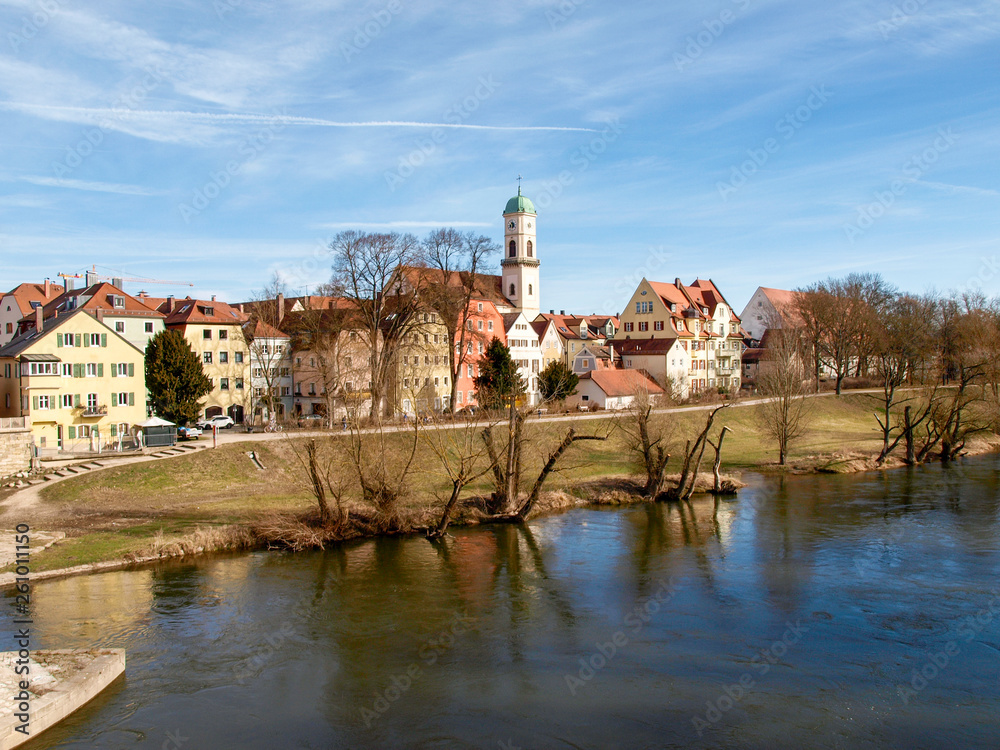 Obraz premium Historic houses, palaces, and churches on the bank of the Danube.