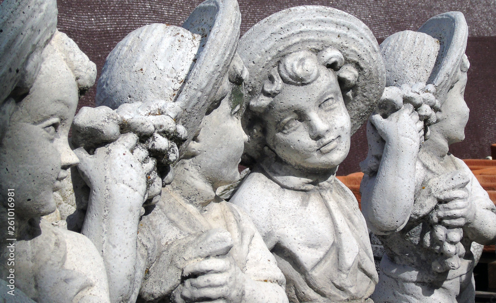 Figuras de niños modeladas en piedra