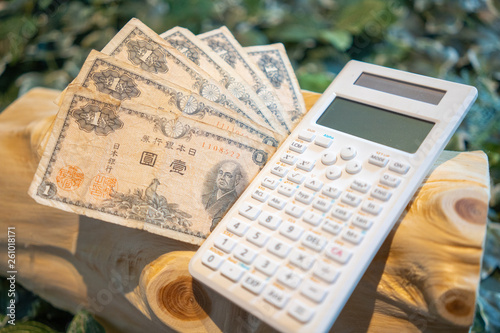 日本通貨（旧札）と電卓