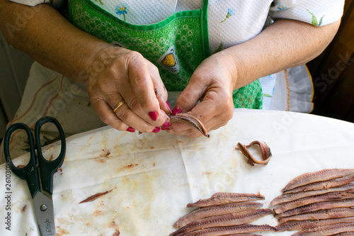 elaboración de preparación artesanal de la anchoa del cantabriaco, Santoña