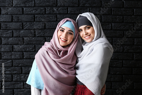 Beautiful Muslim women on d...