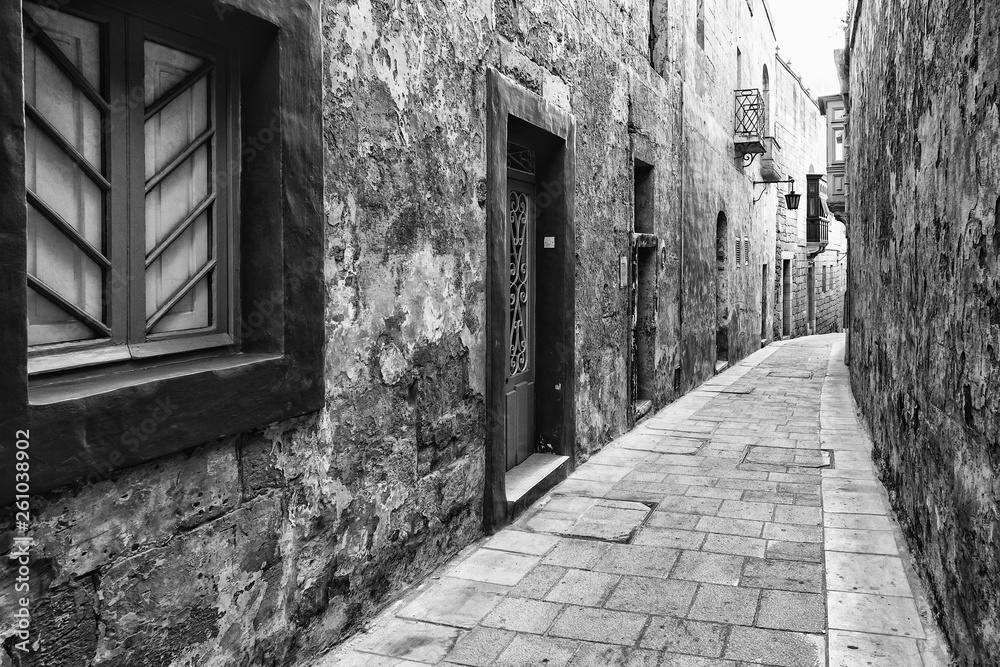 Obraz premium Empty narrow street at Malta