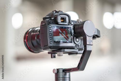 Foto Professional digital equipment recording presentation for website, focus on came