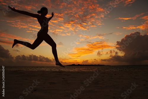 Silhouette landet nach dem Sprung