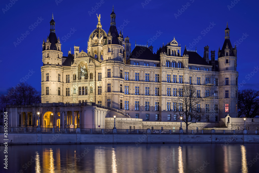 Schloss Schwerin Mecklenburg zur Blauen Stunde entzerrt