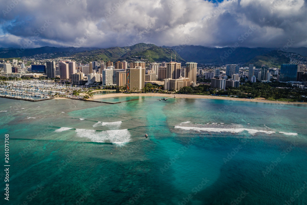 Fototapeta premium oceanfront beach in hawaii with blue water