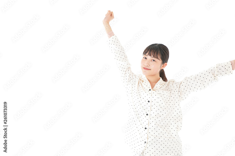 目覚める若い女性