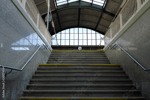 Treppenaufgang zum Bahnsteig und Bahnsteiguhr - Stockfoto