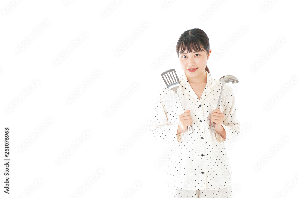 朝食をつくる若い女性