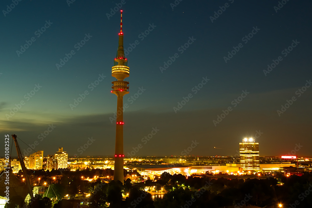 Olympiaturm München bei Nacht