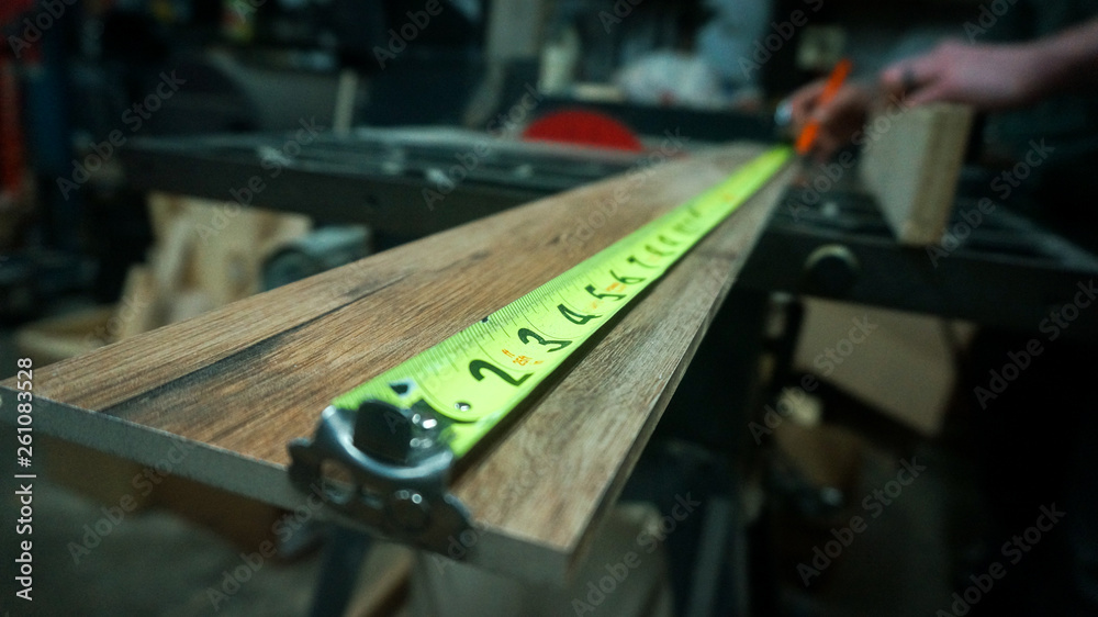 Obraz premium Measuring a piece of wood