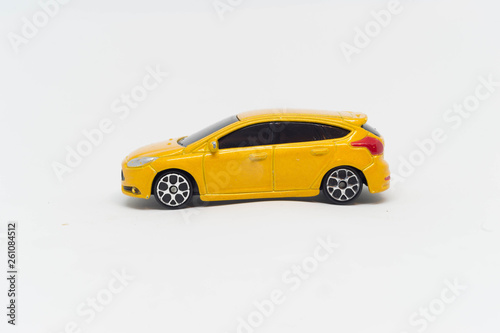 Model samochodu sportowego renault żółty bokiem