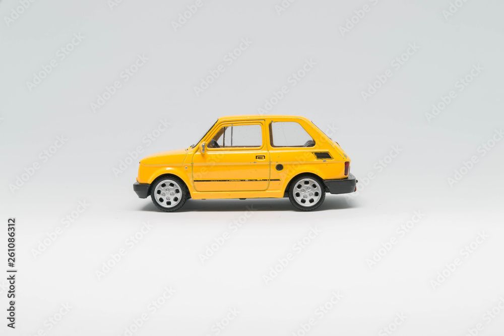Model małego fiata 126p koloru żółtego bokiem