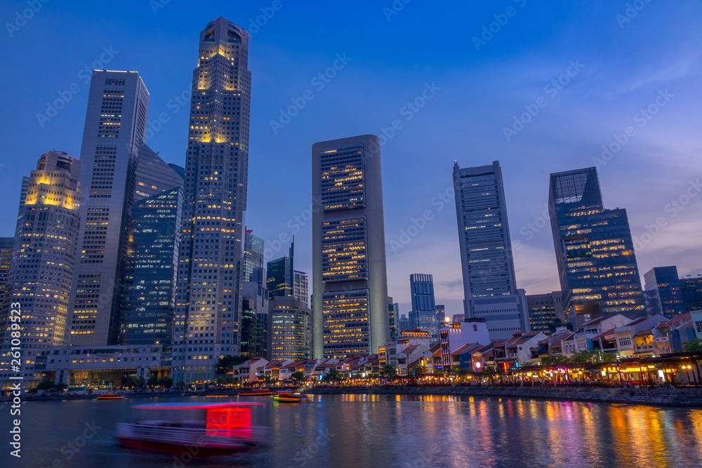 Fototapeta premium Zmierzch na nabrzeżu Singapuru z drapaczami chmur