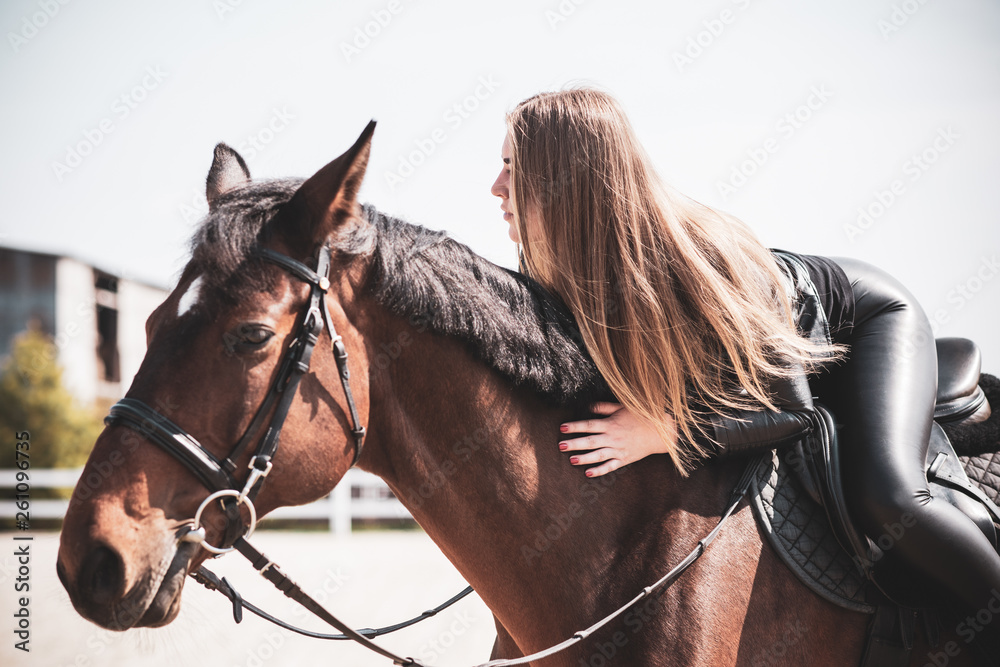 Obraz premium Woman on a horse at rancho. Horse riding, hobby time. Concept of animals and human