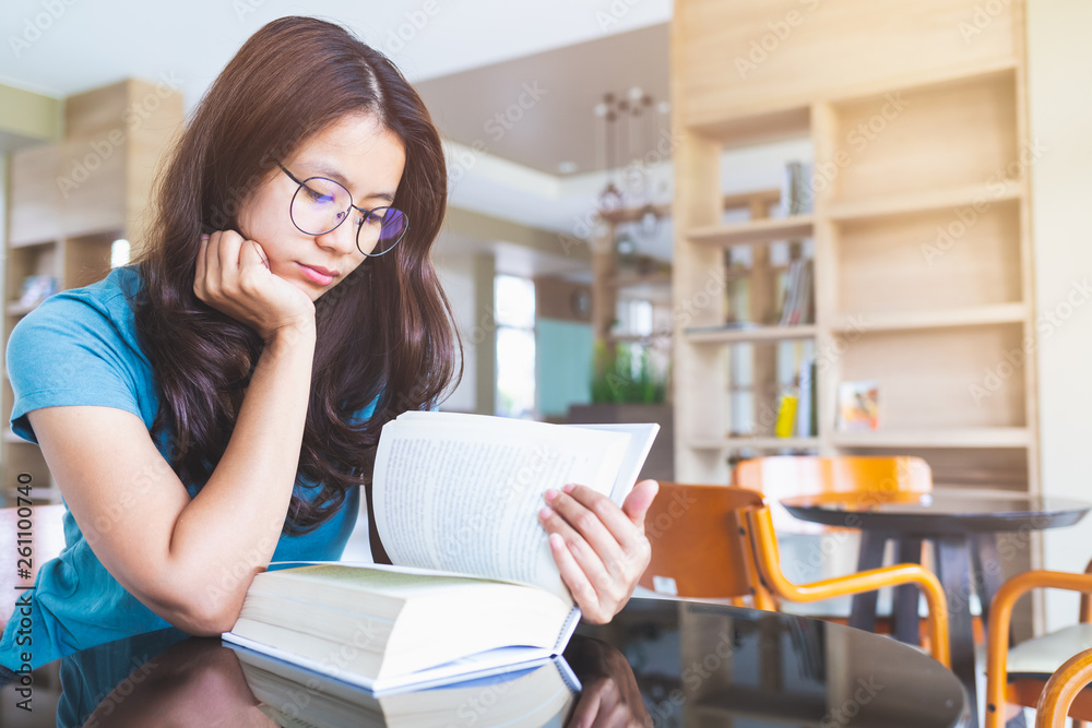 asian women are reading books