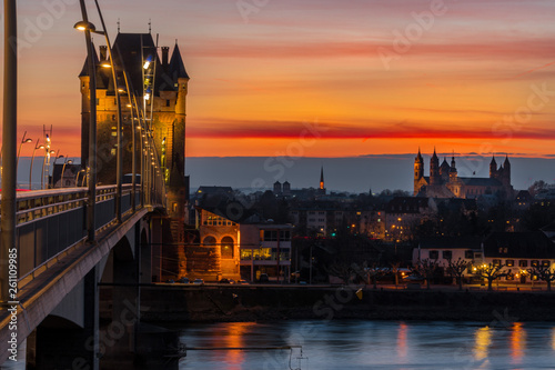Foto Rheinbrücke Worms und der Dom St.Peter im Sonnenuntergang
