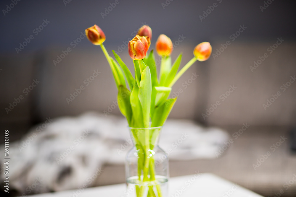 Tulipany w wazonie, stojące na stole - obrazy, fototapety, plakaty 