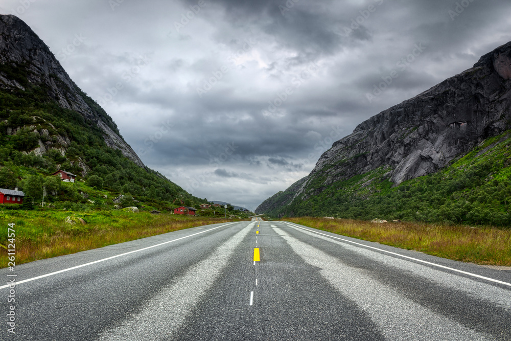 Naklejka premium cold mountains road in norway with road strips
