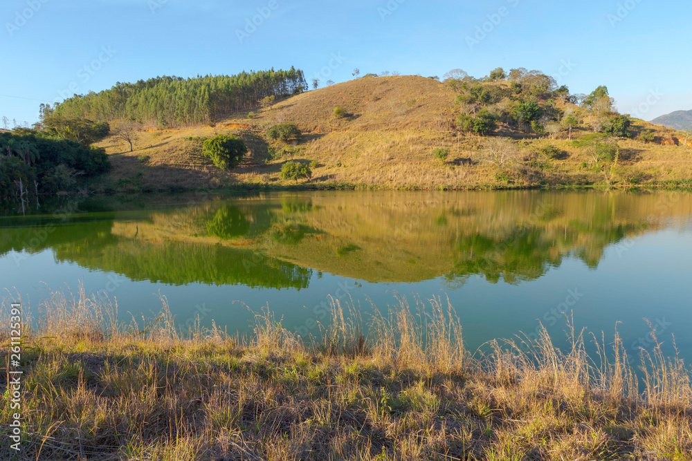 Vista de parte de lago em alto da Serra de Descoberto, em área do município de Guarani, estado de Minas Gerais, Brasil
