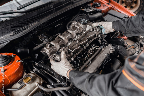 Foto Mechanic take to pieces engine head