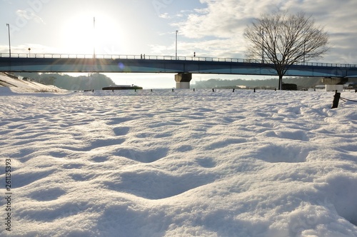 雪景色と朝日の高田橋