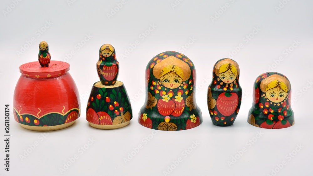 Muñecas rusas, matrioskas, puestas de diferentes formas