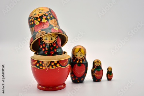 Muñecas rusas, matrioskas, puestas de diferentes formas photo