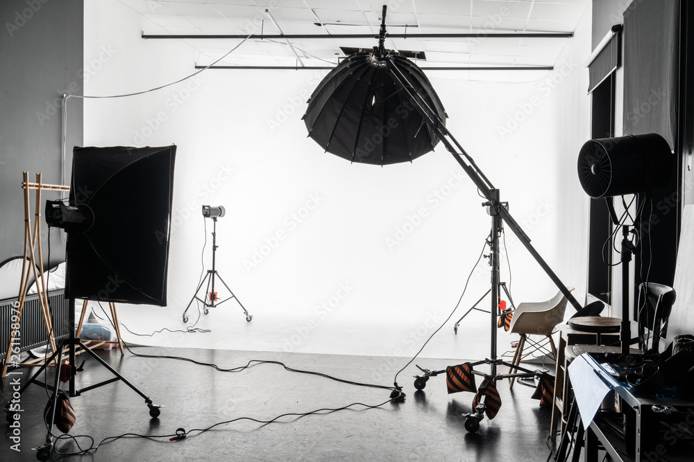 empty photo Studio with white cyclorama. Monoblocks with flashes using softboxes of different shapes. photographic studio space with white cyclorama - obrazy, fototapety, plakaty 