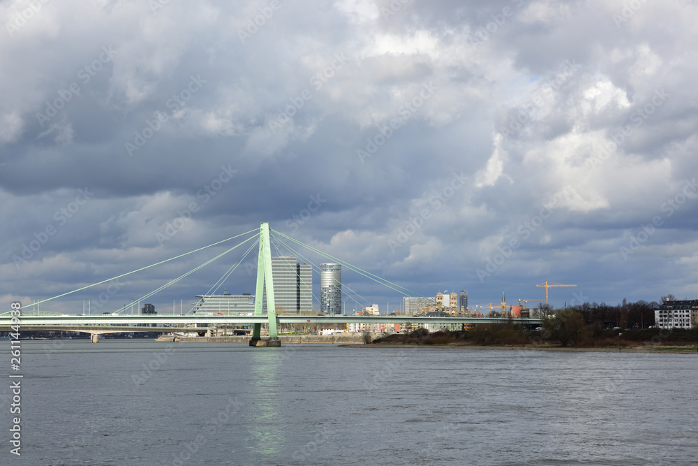 severinsbrücke über rhein in köln