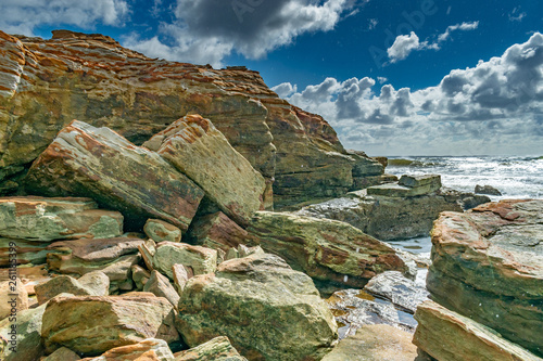 Obraz na plátně A rock outcrop by the sea shows the power of the sea