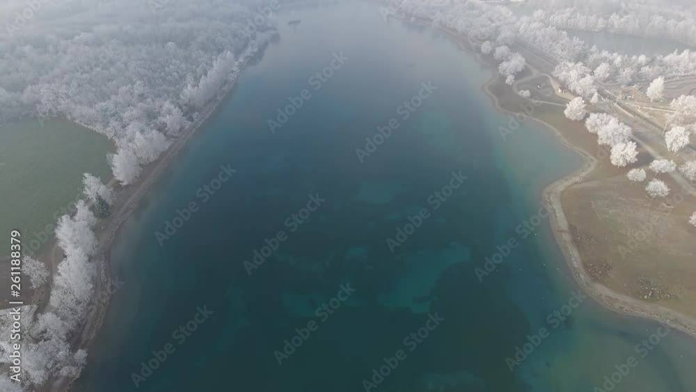 Lac de Passy sous le givre, vue par drone Lac de Passy sous le givre, vue par drone