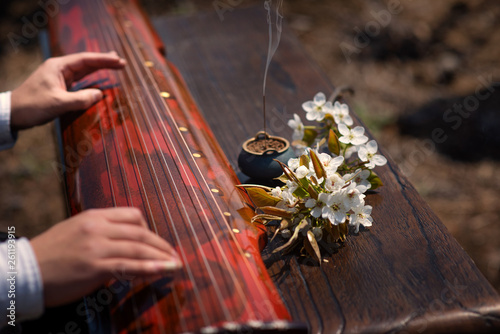 Foto The man is playing the Guqin