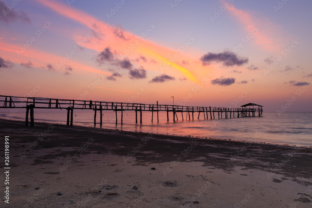 Obraz premium Abstract Old wooden jetty pier long exposure during beautiful sunset