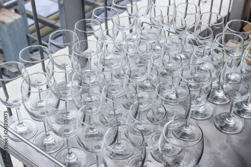 イベント用に並べられた大量のワイングラス