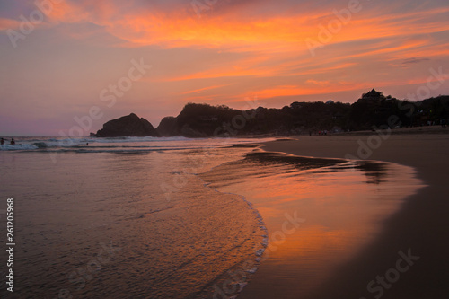 Magnifique couché de soleil sur la plage de Zipolite, Oaxaca, Mexique.