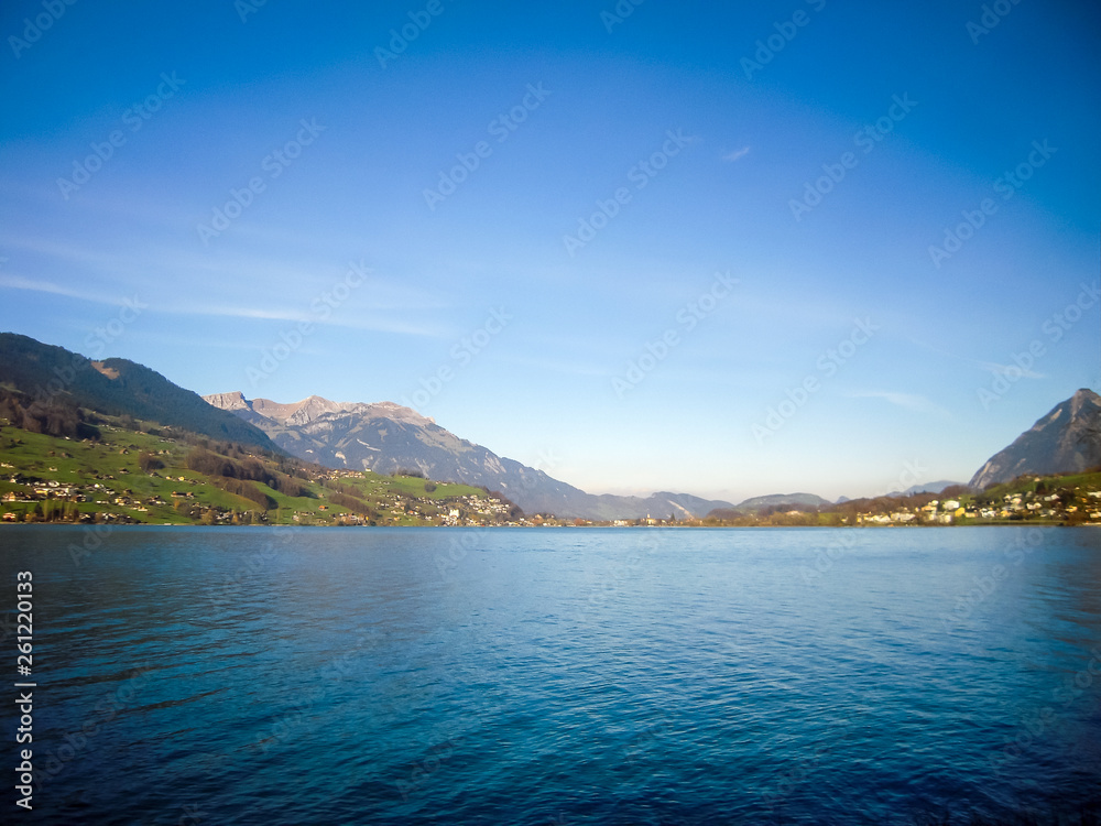 ゴールデン・パス・ラインの車窓　秋の中央スイス地方、ザルナー湖（スイス・オプヴァルデン準州）