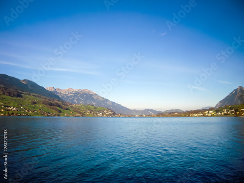 ゴールデン・パス・ラインの車窓 秋の中央スイス地方、ザルナー湖（スイス・オプヴァルデン準州）