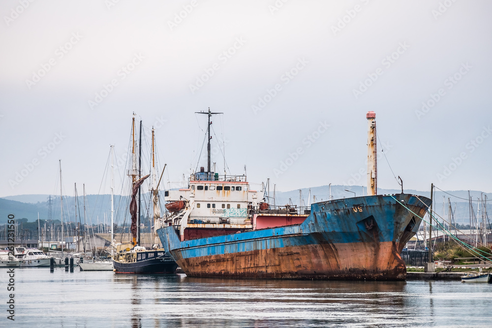 Fototapeta premium Bateaux dans un port de pêche