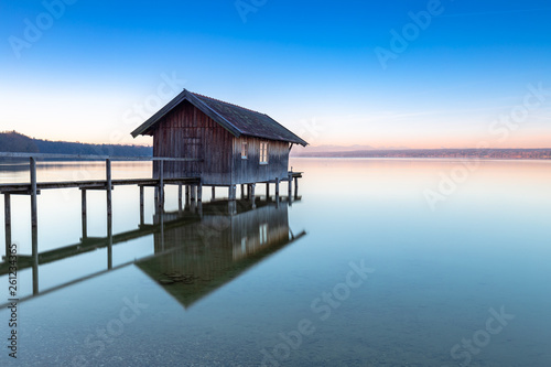 Bootshaus am Ammersee in der Morgend  mmerung