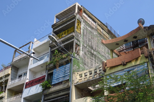 Immeubles dans une rue; Saigon, Vietnam