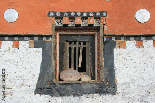 ruined building in jakar (bhutan) photo