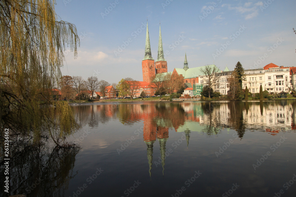 Frühling in Lübeck; Blick über den Mühlenteich zum Dom