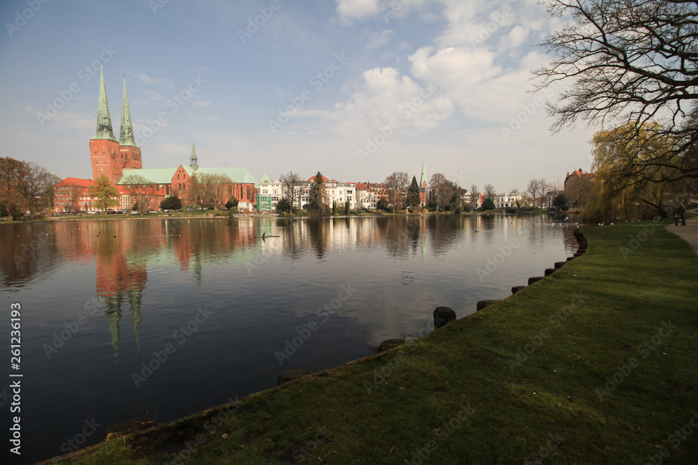 Frühling in Lübeck; Mühlenteich mit Dom
