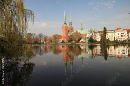 Frühling in Lübeck; Blick über den Mühlenteich zum Dom