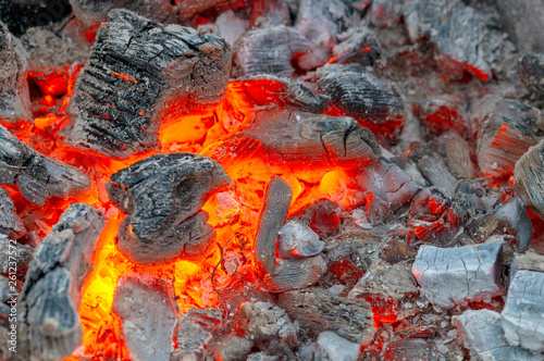 Foto dying fire, red coals