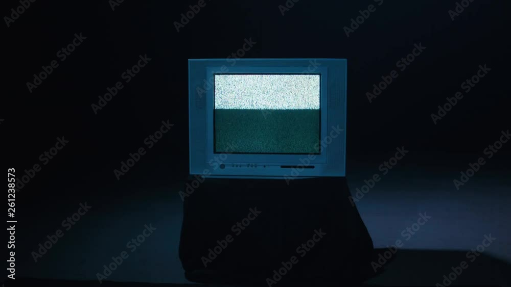 An old TV in a dark room showing only static. Stock ビデオ | Adobe Stock