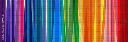 Bandes multicolores sur mur en briques